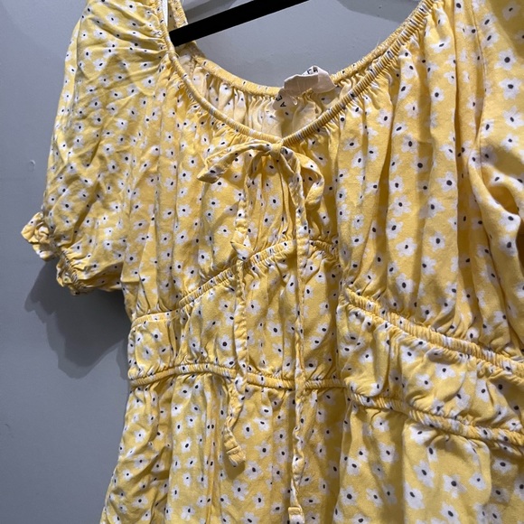 Summer Aeropostale yellow top white flowers size medium womens - Picture 3 of 5